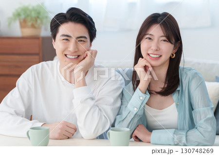 部屋にいる笑顔の夫婦 130748269