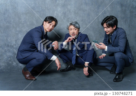 休憩するビジネスマンたち 130748271