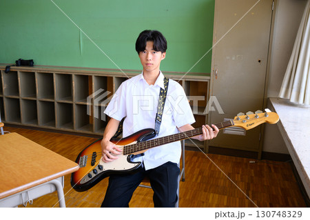 教室でベースギターを演奏する男子学生 音楽・青春・学校生活イメージ 教室でベースギターを演奏する男子学生 音楽・青春・学校生活イメージ 130748329