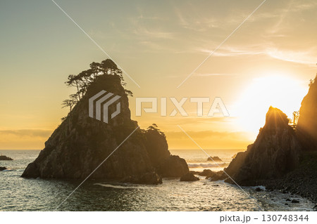 「岩手県」朝日を浴びて黄金色に輝く小袖海岸つりがね洞　久慈市 130748344