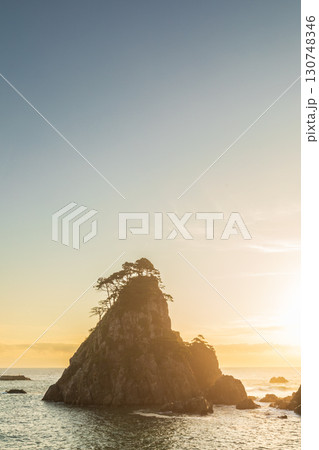 「岩手県」朝日を浴びて黄金色に輝く小袖海岸つりがね洞　久慈市 130748346
