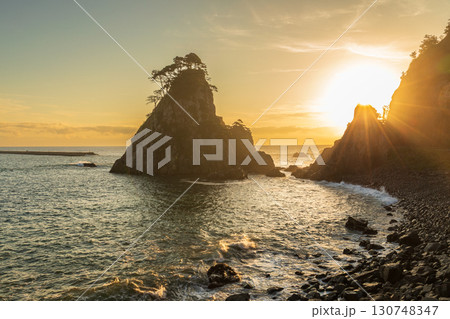 「岩手県」朝日を浴びて黄金色に輝く小袖海岸つりがね洞 久慈市 「岩手県」朝日を浴びて黄金色に輝く小袖海岸つりがね洞 久慈市 130748347