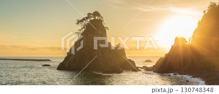 「岩手県」朝日を浴びて黄金色に輝く小袖海岸つりがね洞　久慈市 130748348