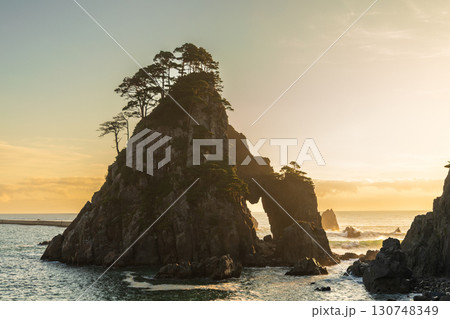 「岩手県」朝日を浴びて黄金色に輝く小袖海岸つりがね洞　久慈市 130748349