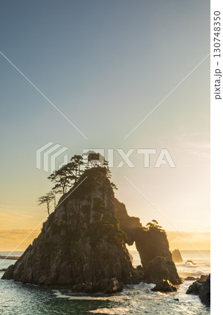 「岩手県」朝日を浴びて黄金色に輝く小袖海岸つりがね洞　久慈市 130748350