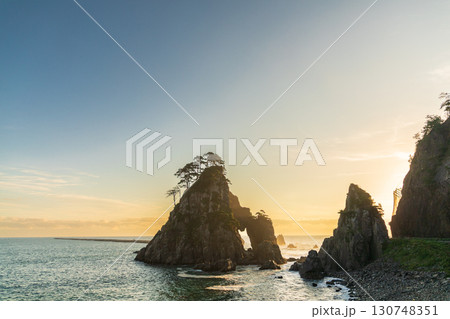 「岩手県」朝日を浴びて黄金色に輝く小袖海岸つりがね洞 久慈市 「岩手県」朝日を浴びて黄金色に輝く小袖海岸つりがね洞 久慈市 130748351