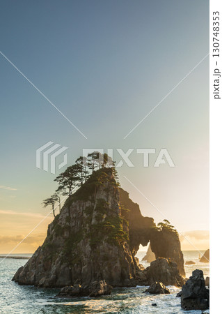 「岩手県」朝日を浴びて黄金色に輝く小袖海岸つりがね洞　久慈市 130748353