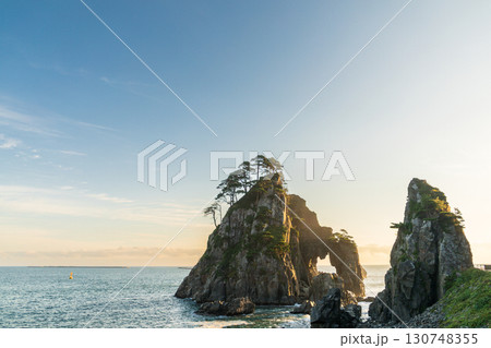 「岩手県」朝日を浴びて黄金色に輝く小袖海岸つりがね洞 久慈市 「岩手県」朝日を浴びて黄金色に輝く小袖海岸つりがね洞 久慈市 130748355