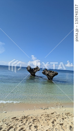 古宇利島ハートロック（重ねる前） 130748357