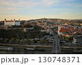 ブラチスラヴァ城とUFO橋を望む都市の丘とドナウの風景 130748371