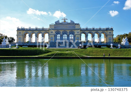 ウィーン・シェーンブルン宮殿庭園のグロリエッテと水面の反射 ウィーン・シェーンブルン宮殿庭園のグロリエッテと水面の反射 130748375
