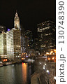 シカゴ中心部の川沿い夜景と歴史的建築の光の反射 130748390