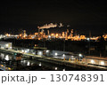 シカゴ郊外の石油精製工場と運河を進む船の夜景 130748391