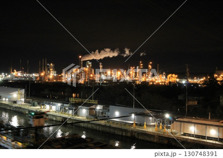 シカゴ郊外の石油精製工場と運河を進む船の夜景 シカゴ郊外の石油精製工場と運河を進む船の夜景 130748391