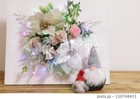 クリスマスイメージの造花アレンジ 130748431