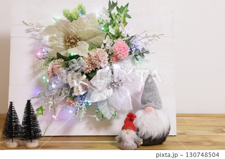 クリスマスイメージの造花アレンジ クリスマスイメージの造花アレンジ 130748504