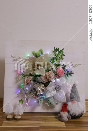 クリスマスイメージの造花アレンジ クリスマスイメージの造花アレンジ 130748506