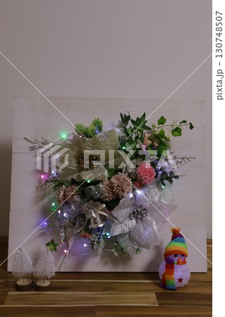 クリスマスイメージの造花アレンジ クリスマスイメージの造花アレンジ 130748507