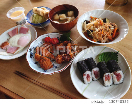 Tuna rolls and skewers / マグロの鉄火巻きと串揚げのセット(デザート付き) 130748525