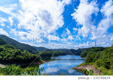 晩夏から初秋へ依然水不足が続く奈良布目ダム　南(布目湖)側の風景　駐車場近くから見た布目湖⑤ 130748624