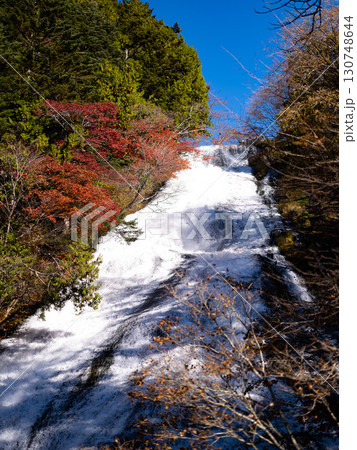 冬の初めの奥日光の湯滝 130748644
