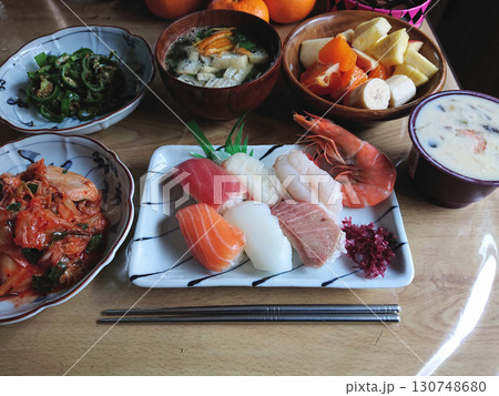Edomae-nigiri / 江戸前海鮮握り寿司のおまかせコース,茶わん蒸しとデザート付きのセット Edomae-nigiri / 江戸前海鮮握り寿司のおまかせコース,茶わん蒸しとデザート付きのセット 130748680
