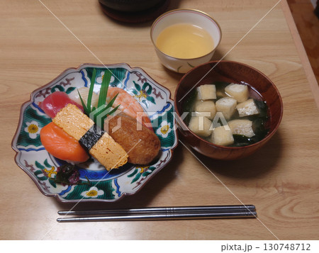 Miniature Edomae-nigiri 宴会の締めで頂くミニサイズの海鮮江戸前握りの一品 Miniature Edomae-nigiri 宴会の締めで頂くミニサイズの海鮮江戸前握りの一品 130748712