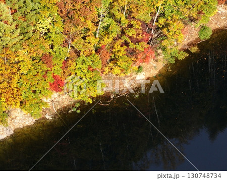 【空撮・群馬県ならまた湖】　水面に映える紅葉 130748734
