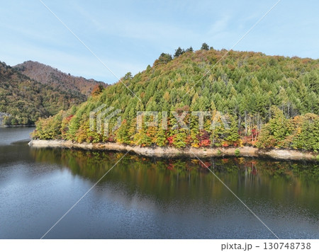 【空撮・群馬県ならまた湖】　ならまた湖の紅葉と奈良俣ダム 130748738