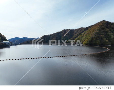 【空撮・群馬県ならまた湖】 ならまた湖の紅葉と奈良俣ダム 【空撮・群馬県ならまた湖】 ならまた湖の紅葉と奈良俣ダム 130748741