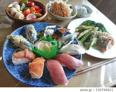 Edomae-Omakase sushi 江戸前握り(海鮮にぎり)のランチセット - おまかせ握り Edomae-Omakase sushi 江戸前握り(海鮮にぎり)のランチセット - おまかせ握り 130748821