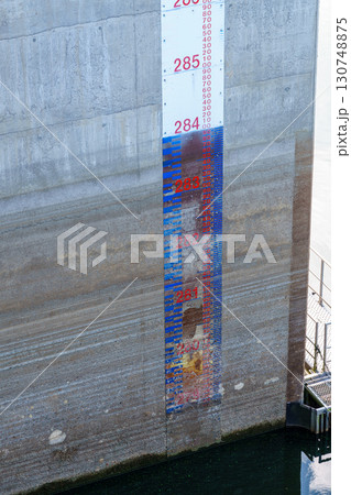 晩夏から初秋へ依然水不足が続く奈良布目ダム　取水塔横の水位目盛り 130748875