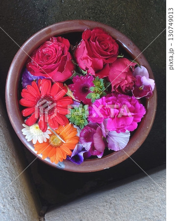 Bouquet of flowers in vase 赤色系のフラワーアレンジメント(花の手水鉢) Bouquet of flowers in vase 赤色系のフラワーアレンジメント(花の手水鉢) 130749013