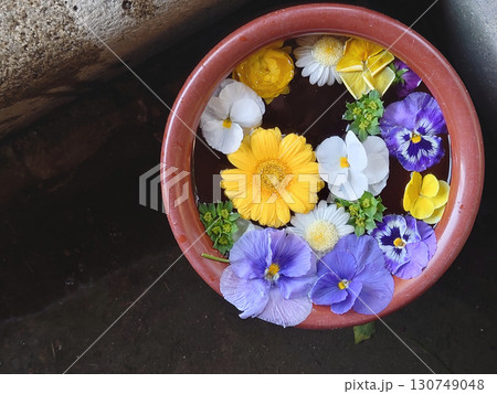 Bouquet of flowers in vase 淡色系のフラワーアレンジメント(花の手水鉢) 130749048