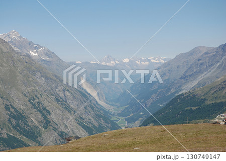 Swiss / 盛夏のスイス旅行、マッターホルンを周遊するトレッキングコース上からのパノラマビュー 130749147