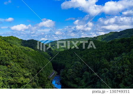 澄み渡る青空に浮かぶ綿雲と眼下を流れる布目川　遠景① 130749351