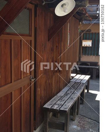 Wooden bench in showa 日本の昭和の面影を残す古民家の軒先に置かれる木製のベンチ Wooden bench in showa 日本の昭和の面影を残す古民家の軒先に置かれる木製のベンチ 130750182