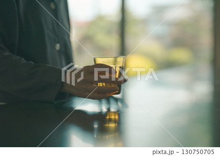 高齢者　目覚めの一杯　水 130750705