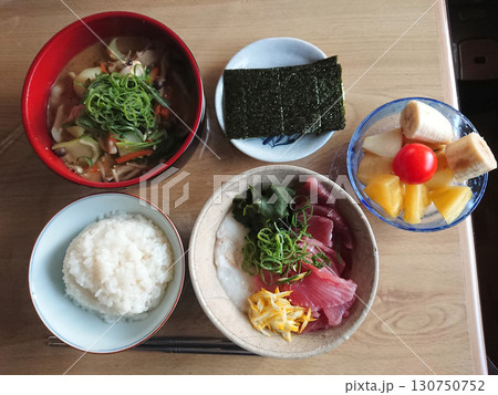 Tuna lean bowls / 和食海鮮料理～マグロ赤身の鉄火丼セット(山かけ風、デザート付き) 130750752