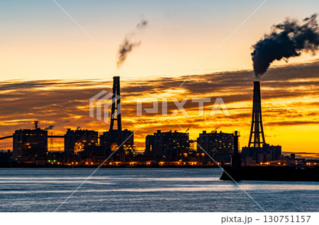 朝焼けに染まる火力発電所 130751157