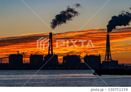 朝焼けに染まる火力発電所 130751159