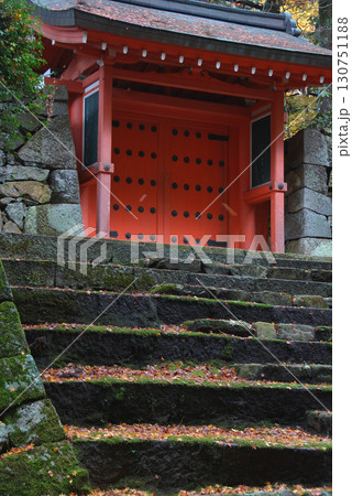 Old-fashioned red gate / 錦秋の京都旅行～落葉の積もった石段と古風な赤い門 130751188