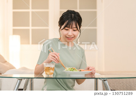 晩御飯を食べる一人暮らしの若いアジア人女性 晩御飯を食べる一人暮らしの若いアジア人女性 130751289