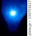 海中から見上げる太陽　青い海　幻想的　光 130751617