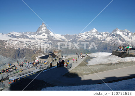 Alps，真夏のスイス旅行～展望台から眺めるマッターホルンを含む盛夏のヨーロピアン・アルプスの山並み 130751618