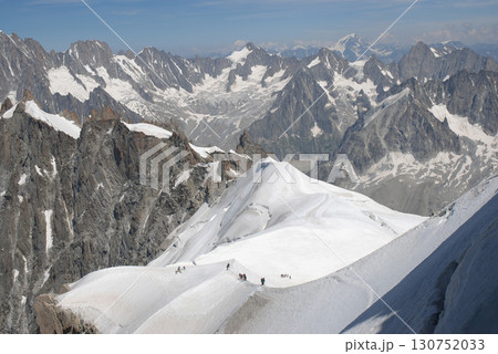 盛夏のスイス-フランス旅行～エギーユ・デュ・ミディ山頂の展望台から眺めるメール ド グラス氷河の眺望 130752033