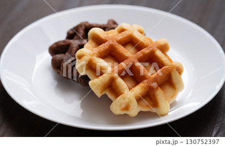 おやつのプレーンワッフルとチョコワッフル (写真素材) おやつのプレーンワッフルとチョコワッフル (写真素材) 130752397