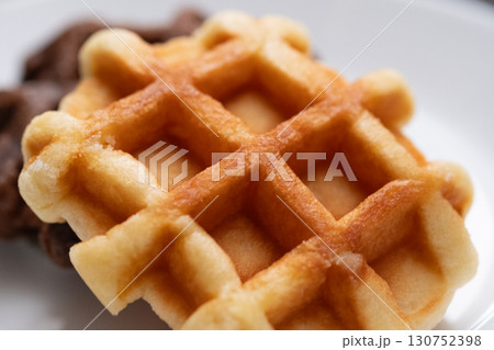 おやつのプレーンワッフルとチョコワッフル　(写真素材) 130752398