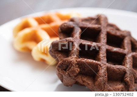 おやつのプレーンワッフルとチョコワッフル (写真素材) おやつのプレーンワッフルとチョコワッフル (写真素材) 130752402