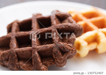 おやつのプレーンワッフルとチョコワッフル　(写真素材) 130752407
